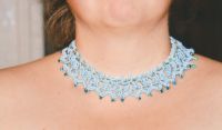 collier bleu perle et crochet